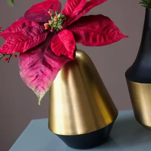 Vase à fleurs en métal de style scandinave de haute qualité pour la décoration d'appartements et de maisons, vase décoratif tendance, grand grossiste en Inde - Product Image 2