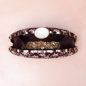 Bolso de Mano Tipo Clutch con Bordado Floral Blanco sobre Fondo Marrón, Bolso de Diseño para Fiestas y Bodas para Mujer - Product Image 3