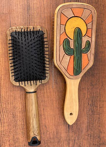 Cepillo de pelo de cuero grabado hecho a mano real con estilo occidental, accesorio para el cabello de usos diarios, novedad - Product Image 4