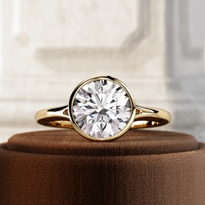 Anillo de Compromiso Solitario de Lujo con Diamante Cultivado en Laboratorio de 2 Quilates, Corte Brillante, Oro Amarillo, Engaste en Bisel, Diseño de Catedral con Tallo Dividido, 14k/18k, IGI - Product Image 1