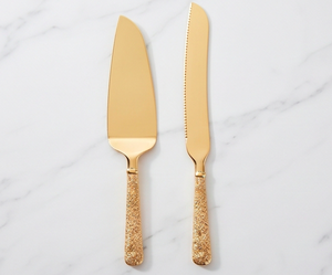 Juego de utensilios para servir pasteles de acero inoxidable con asas con acabado dorado en relieve, perfecto para bodas y eventos especiales. - Product Image 1