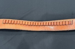 Cinturón de Cartuchos de Cuero de Grano Completo Hecho a Mano para Cazadores con Acabado Marrón Personalizado y Costuras Reforzadas - Product Image 6