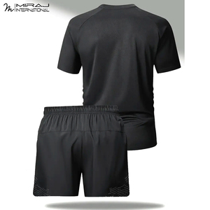 T-shirt de sport noir uni de haute qualité, actif, confortable et à séchage rapide, et short de sport assorti pour une tenue de compression. - Product Image 2