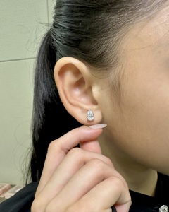 Pendientes de Diamante Cultivado en Laboratorio con Corte Pera Esculpido y Tres Puntas, Oro de 14K, Joyería Fina de Lujo, Proveedor Mayorista - Product Image 1