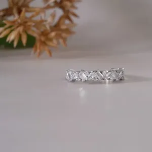 Anillo de Boda Único con Diamantes Simulados Baguette y Redondos, Elegante Anillo de Eternidad de Plata de Ley con Moissanita de Corte Mixto - Product Image 1