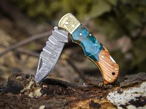 มีดพับดามัสกัสแบบกำหนดเอง OEM ด้ามไม้มะกอก ประดับเรซิ่นสีน้ำเงิน บูลสเตอร์ทองเหลือง มีดพกพา EDC สำหรับยุทธวิธี MOQ ต่ำ ขายส่ง - Product Image 6