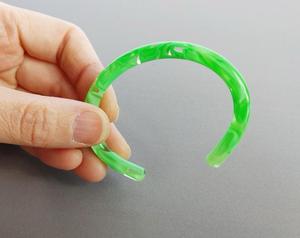 Bracelet jonc élégant en résine de couleur unie pour un usage quotidien et la mode - Product Image 3