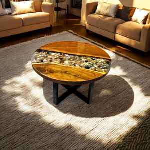 โต๊ะกาแฟทรงกลมขอบไม้ธรรมชาติเคลือบอีพ็อกซี่ลายแม่น้ำ โต๊ะเรซิ่นชายหาดประดับเปลือกหอยและหิน โต๊ะไม้ทำมือ ตกแต่งบ้าน - Product Image 4