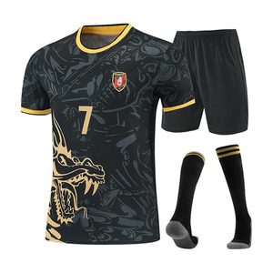 Ensemble de maillot de football pour hommes, noir et or, imprimé dragon, sublimé, respirant, manches courtes, avec short et chaussettes - Product Image 1