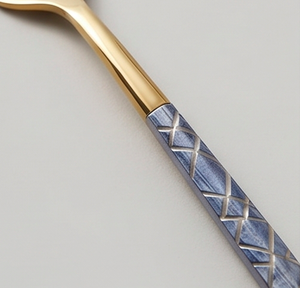 Service de couverts plaqués or avec manches à motifs bleus, élégants ustensiles pour la mise en table de mariage, 16 pièces en métal - Product Image 2