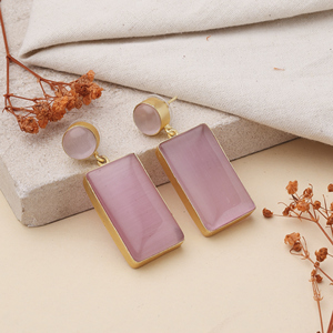 Pendientes de latón chapados en oro hechos a mano con forma de lágrima – Joyería llamativa con piedra natural rosa para mujer - Product Image 1