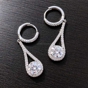 Pendientes de Diamantes Cultivados en Laboratorio con Corte Redondo y Piedras Laterales en Oro Blanco, Pendientes de Lujo para Mujer, Regalo de Aniversario de Bodas - Product Image 1
