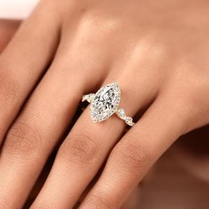 Anillo Fino con Diamante Corte Pera en Oro Sólido con Barra Clásica con Acentos Pavé y Engaste Asimétrico de Múltiples Piedras, Ideal para Regalo para Ella - Product Image 1