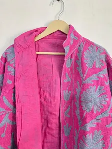 Chaqueta de algodón rosa fuerte para mujer, bordada con motivos Suzani, estilo bohemio, floral, hecha a mano, con cuello alto, prenda exterior étnica corta. - Product Image 4