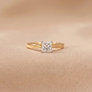 Bague de fiançailles solitaire en or jaune 14 carats avec diamant de laboratoire taille princesse 1,00 carat, bijoux fins personnalisés pour mariée - Product Image 1