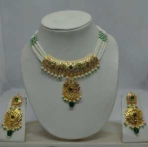 Glamuroso Conjunto de Collar con Colgante Kundan Chapado en Oro con Detalles de Esmeralda Verde y Gargantilla de Perlas Blancas de Múltiples Hilos - Product Image 4