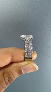 Bague de fiançailles tendance en diamant de laboratoire en forme de poire plaqué rhodium avec bande pavée |   Fabricant de bagues d'anniversaire de mariage personnalisées - Product Image 4