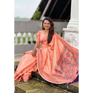 Vestidos de Noche, Sari de Seda Paithani con Estampado de Cuadros Color Durazno y Bordado Zari - Product Image 4