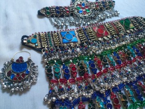 Exquisitos conjuntos de joyería afgana con detalles de cristal rojo rubí y monedas plateadas en cascada para trajes de danza del vientre tribal. - Product Image 2