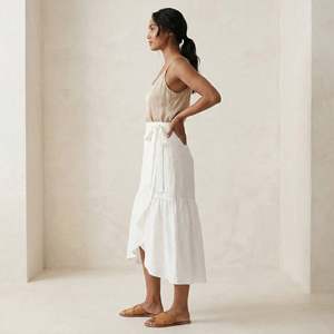 Jupe mi-longue en coton blanc à volants plissés pour femmes, avec tissu léger, style moderne, coupe confortable pour tous les jours - Product Image 2