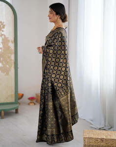 Sari en soie noir et or à motif traditionnel pour femme, tenue de mariage, style Inde Pakistan, longueur au sol, coupe classique, protection solaire intégrale - Product Image 2