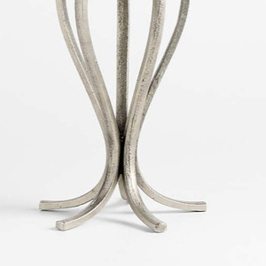 Candelabro de metal plateado con cinco soportes curvos para velas y patas acampanadas para una iluminación elegante de mesa y decoración del hogar - Product Image 4