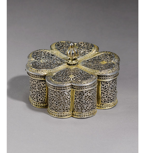 Elegante Pandan en forma de trébol, plateado y dorado, con intrincado encaje floral. Disponible a precios de mayorista. - Product Image 3