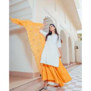 Ensemble de costume en mousseline de soie blanche taille XS avec travail Sikhiya Gotta, confortable et élégant - Product Image 2