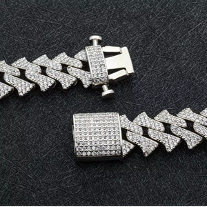 สร้อยคอฮิปฮอปแบบ Cuban Link หรูหราประดับเพชร Moissanite เกรด VVS เงินแท้ 925 รับรองโดย GRA พร้อมสลักโลโก้ตามสั่ง ขายส่ง - Product Image 3