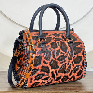 Bolso de lona personalizado de cuero vacuno con estampado de leopardo, bolso cruzado de lujo hecho a mano con cremallera para mujer, unisex, para viaje. - Product Image 3