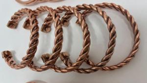 Pulseras de cobre hechas a mano con diseños artísticos para regalos de moda y uso diario, diseñadas para compradores mayoristas en todo el mundo. - Product Image 4