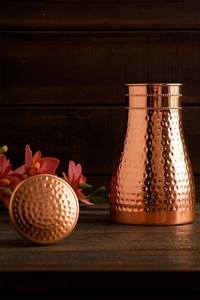 Carafe rétro en cuivre, bouteille d'eau à surface texturée, gourde métallique incurvée, récipient de boisson réutilisable, vaisselle de table - Product Image 5