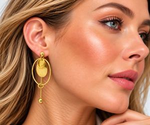 Boucles d'oreilles pendantes géométriques bohèmes en laiton pour femmes Soumya Creation, perles et diamants plaqués or, modèle 185, faites à la main pour les occasions du Rajasthan - Product Image 1