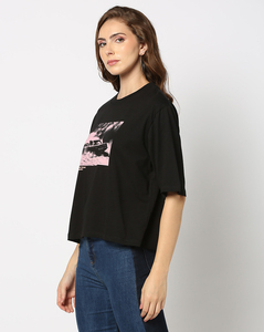 เสื้อยืดคอกลมผ้าฝ้ายสีดำพิมพ์ลายรถยนต์ทรงหลวมสไตล์ลำลองแขนสั้นสำหรับผู้หญิงรุ่นใหม่ปี 2026 ราคาประหยัด - Product Image 5