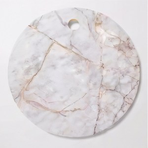 Tabla de cortar redonda elegante de mármol blanco con orificio para colgar y vetas doradas - Product Image 3