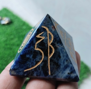Pyramide en cristal de Sodolite naturelle gravée, symbole religieux et culturel japonais, pierre de guérison Reiki, décoration de la maison - Product Image 4