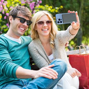 Caricabatterie Wireless 2-in-1 da 5000mAh per MagSafe, Caricatore Magnetico Rapido PD20W Portatile per Dispositivi iOS (iPhone 15 14 13 12) - Product Image 2