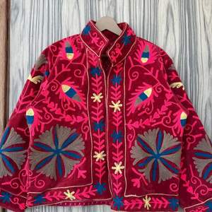 Chaqueta de Terciopelo Suzani Colorida |   Abrigo Bordado para Invitados de Boda y Festivales - Product Image 2