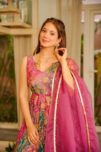 ชุดเดรส Anarkali พร้อมผ้าคลุมไหล่ ปักลายด้วยเลื่อม งานปักแบบเรียบง่าย เหมาะสำหรับงานปาร์ตี้ สีรามา ไซส์ XL - Product Image 2