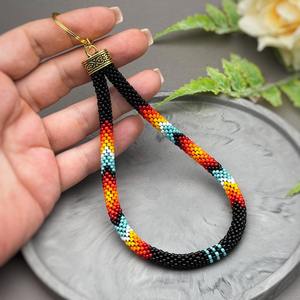 Porte-clés de poignet tendance fait main pour femme, orné de perles, motifs noir, rouge, orange, jaune, turquoise, blanc, avec anneau doré, pour usage quotidien - Product Image 2
