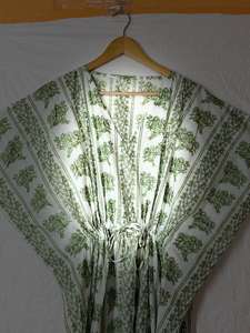 ชุดเดรสยาวผ้าฝ้ายลายดอกไม้ คอวี รัดเอวได้ ใช้คลุมชุดว่ายน้ำ แขนกิโมโนทรงหลวม เหมาะสำหรับใส่ไปเที่ยวพักผ่อน ขายส่ง - Product Image 3