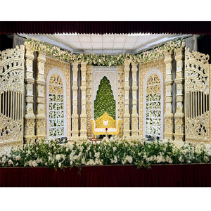 Décoration de scène de réception de mariage de style Bollywood de luxe, scène de cérémonie ornée de blanc et d'or, piliers élégants, aménagement de scène de mariage - Product Image 1