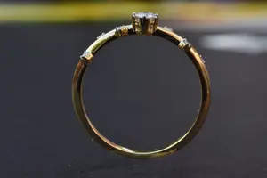 Bague en diamant de taille ronde au design classique pour fiançailles, mariage, usage quotidien et cadeaux, disponible au prix de gros - Product Image 2