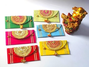 Juego de sobres festivos de seda hechos a mano con colores vibrantes e intrincado bordado dorado zardozi. - Product Image 2