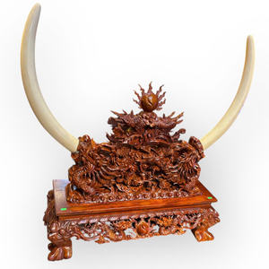 Le prix comprend des sculptures exquises en ivoire représentant quatre créatures mythiques, réalisées à partir d'un seul bloc de bois de Huong. - Product Image 4