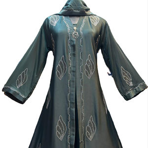 Vente en gros de robes Abaya de luxe en polyester brodé de qualité supérieure pour femmes musulmanes, style arabe - Product Image 1