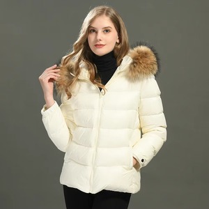Chaqueta Acolchada Color Crema para Mujer con Capucha con Ribete de Piel, Cierre de Cremallera, Abrigo de Invierno de Longitud Regular, Manga Larga, Color Sólido - Product Image 2