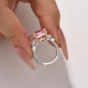 Nouvelle conception Bague de fiançailles en argent sterling plaqué or blanc avec pierre rose en moissanite taille radiant et pierres latérales, bague de voyage - Product Image 3