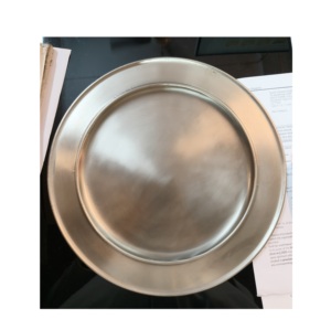 Assiette de service en métal avec finition satinée couleur étain, assiette décorative ronde pour mariage, fête, dîner, décoration de table - Product Image 1