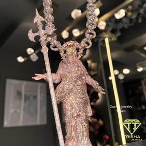 Colgante de Figura Religiosa de Plata de Ley 925 con Diamantes de Moissanita de Diseño, con un Diseño Tridimensional Completamente Detallado y Brillante - Product Image 4